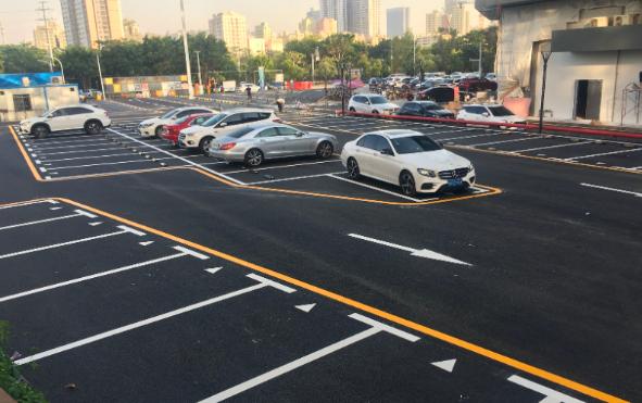 现在买一台2米宽的大SUV，可导购能还得先问一句：你家的车位，是按哪一代汽车设计