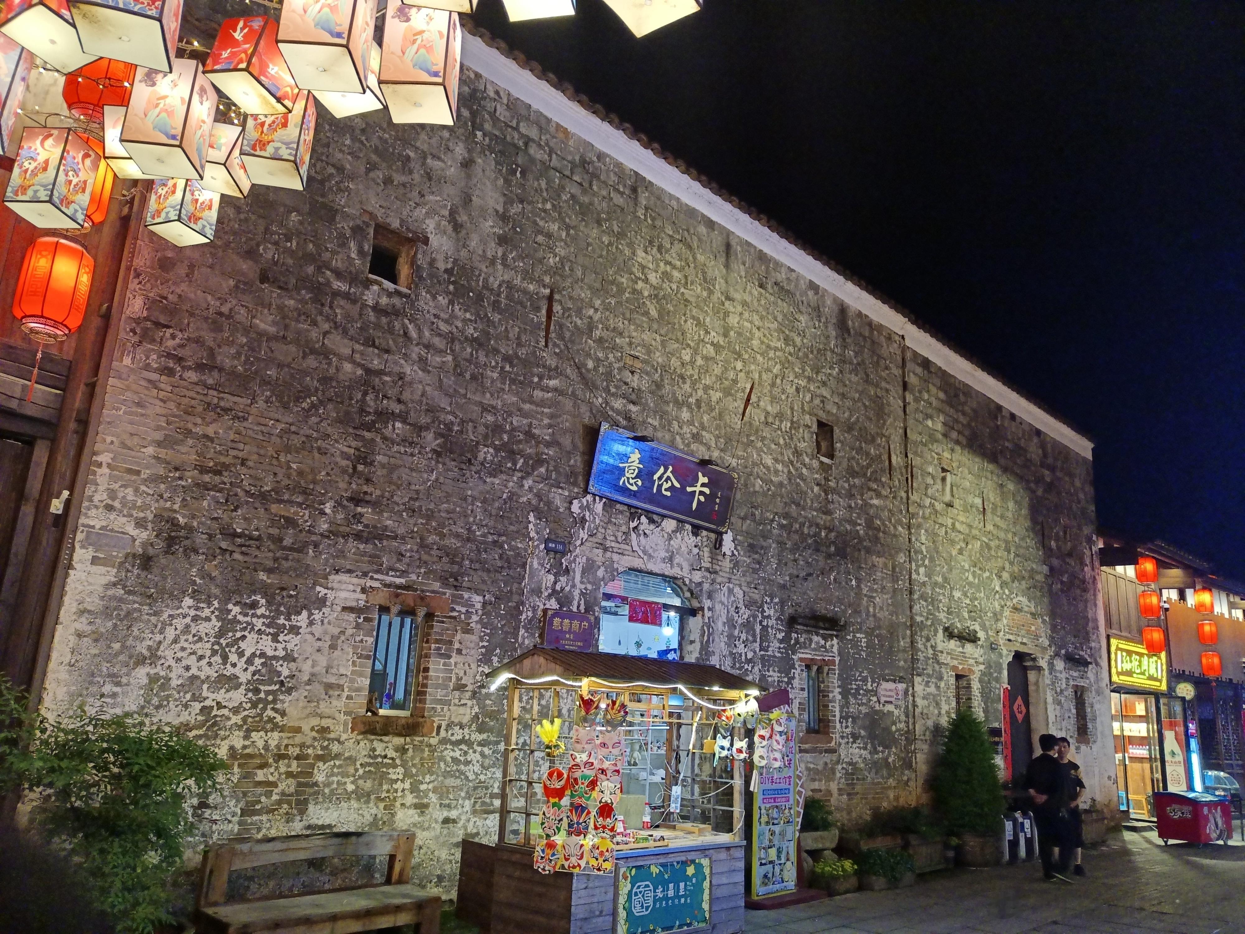 抚州文昌里街区夜景，活化同时老房子保留还不错，业态也算可以，可惜抚州市场规模目前