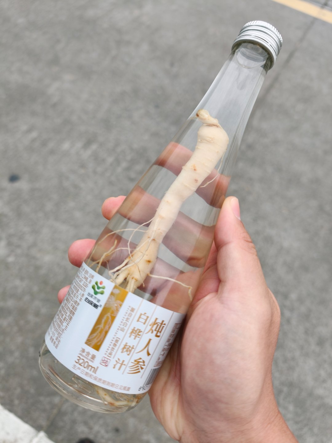 吃完饭发现了一瓶新奇玩意儿~ 瓶里泡着人参，水是白桦树汁就是现在电商带货所有属性