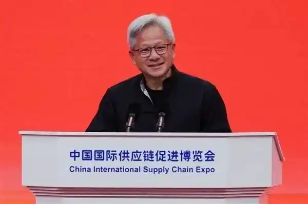 【#黄仁勋脱下皮衣穿上唐装# 】7月16日，英伟达CEO黄仁勋在第三届中国国际供