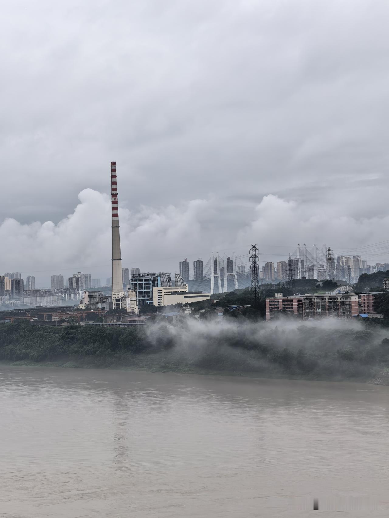 江面上，船在雨幕中缓缓前行，船身溅起的水波在灯光的映照下闪烁着奇异的光芒。远处的