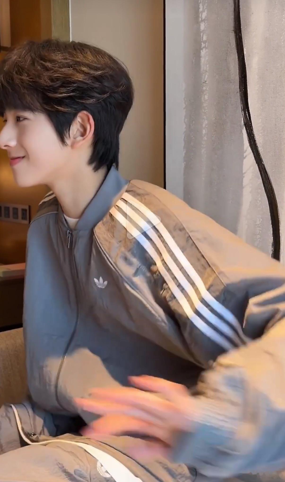 我哥哥多多穿阿迪行不行呀好帅呀…三条杠三叶草把我帅懵逼了 我也想购入我需要型号…