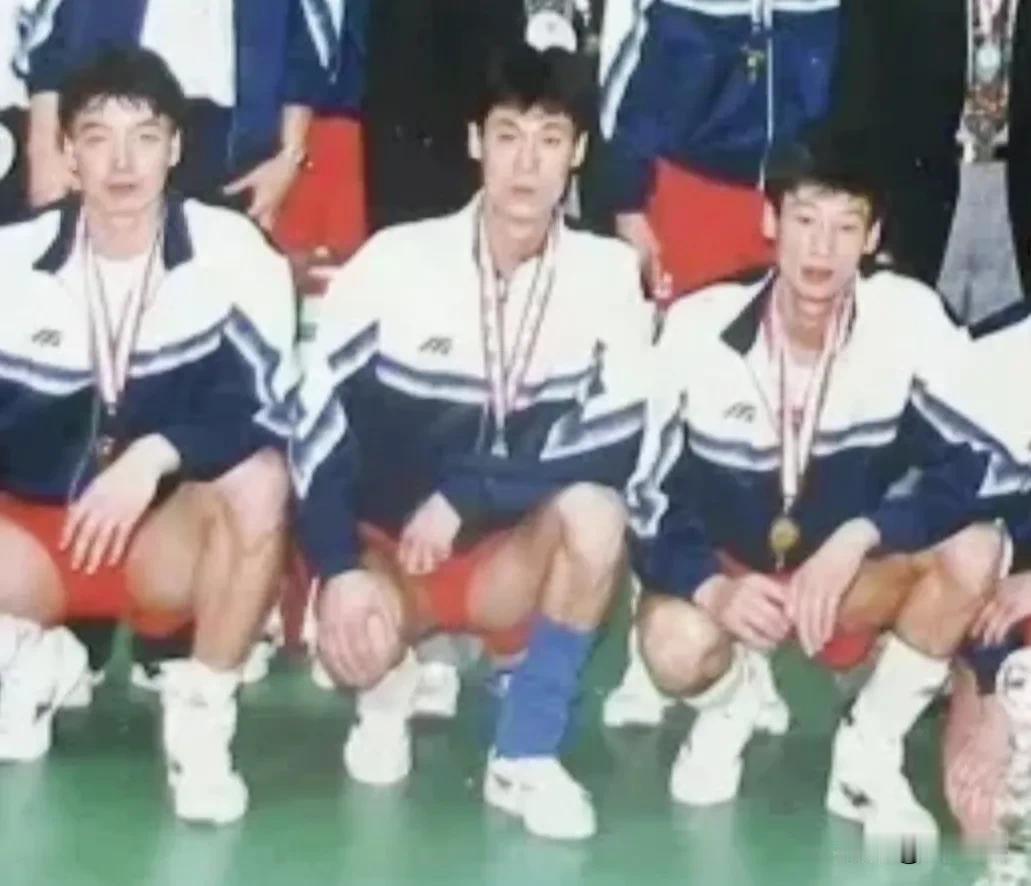 来认识一下女排新主教练赵勇
很多人对他不是很了解的，他原来是汪嘉伟的弟子，打副攻