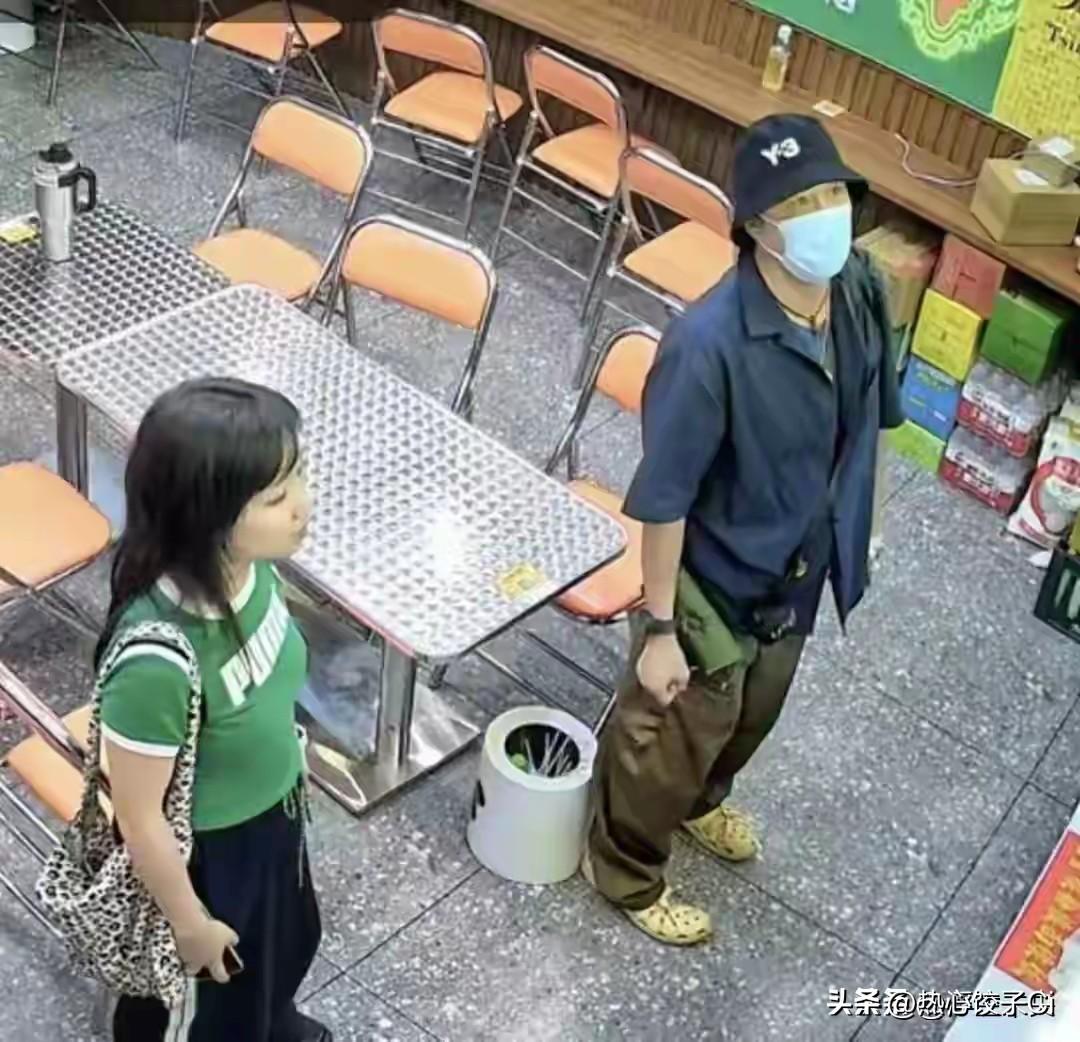 记者问吴镇宇，你最喜欢张智霖哪一点？他说，就是把袁咏仪娶走了。那个就回馈社会，救