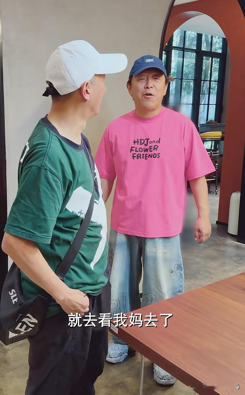 黄渤和30年发小出国旅游回来，笑着就沉默了，“我们一直玩的发小，去世了。”

1
