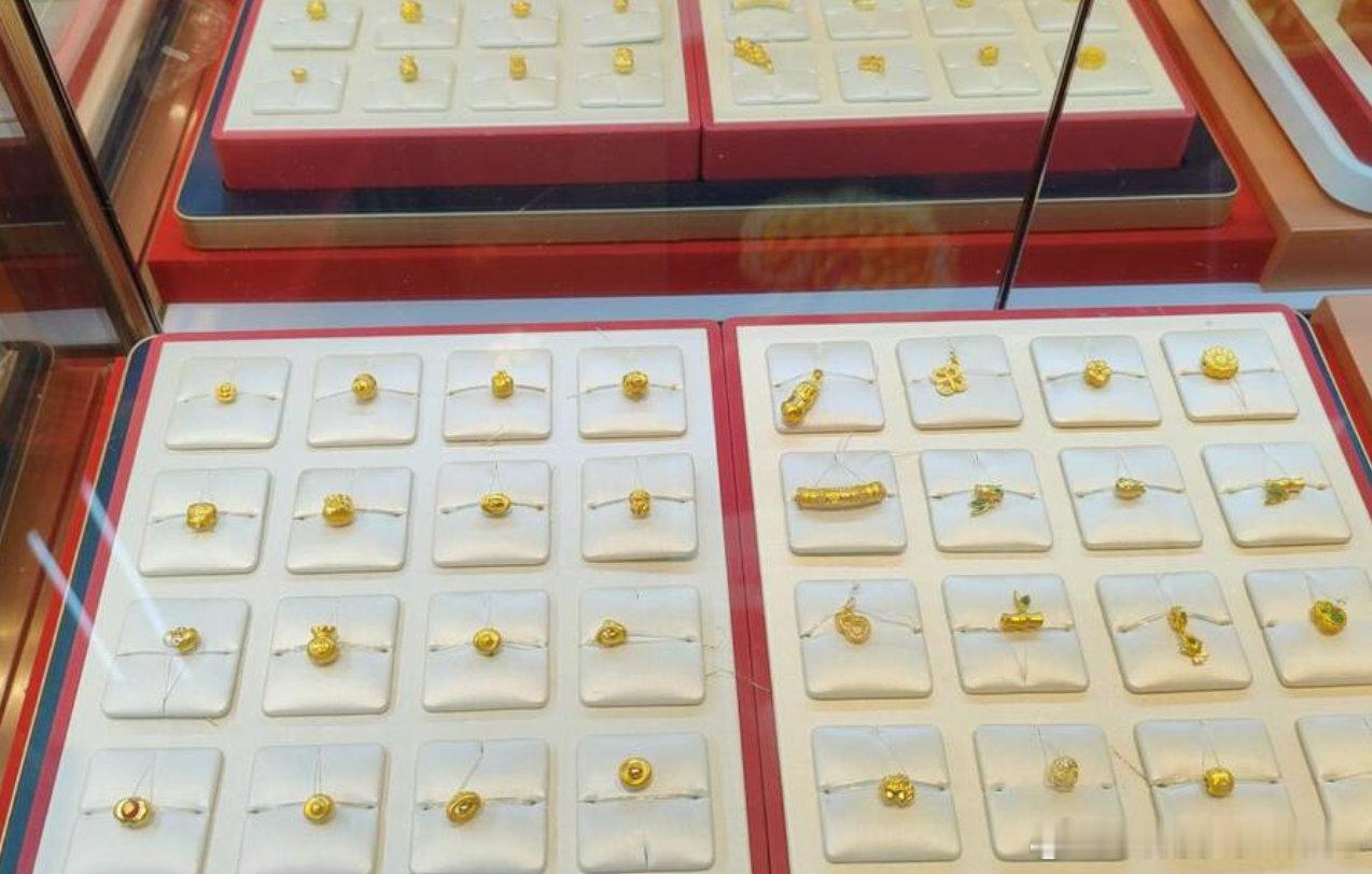 【金饰克价1个月跌超150元深圳水贝小克重金饰卖断货】美东时间9月28日，黄金大