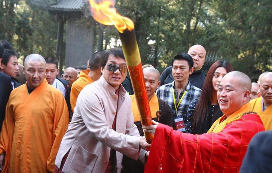 手拈佛珠口诵经却问香油几何银佛前三跪求富贵回头便是算人心焚香不是敬神佛只为邻人看