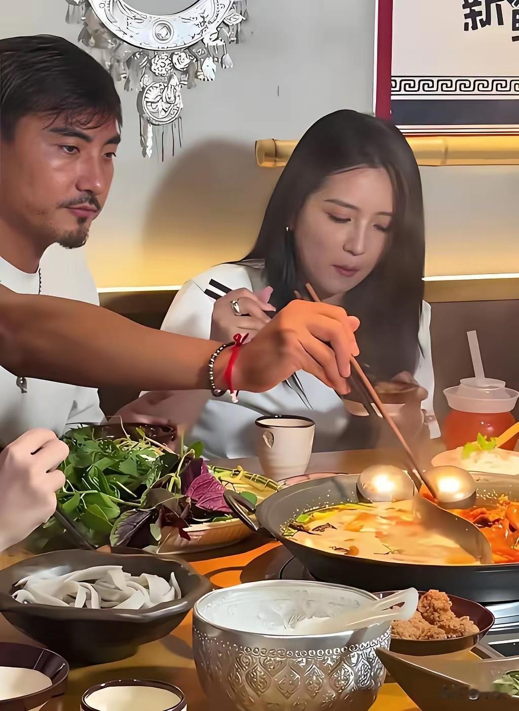 看到网友评论刁磊这眼神太有画面感了，明明是一家人火锅局，怎么硬生生吃出了“大哥视