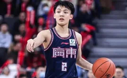 广东主场大胜南京，总结一句话就是:打嗨了！
徐杰终于过了一把核心的瘾，一分钟没歇