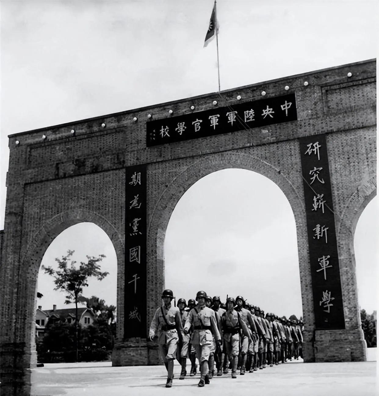 日军侵华战争，南京城沦陷，中央军校教导总队英勇抵抗，誓死守卫家园。然而在敌强我弱