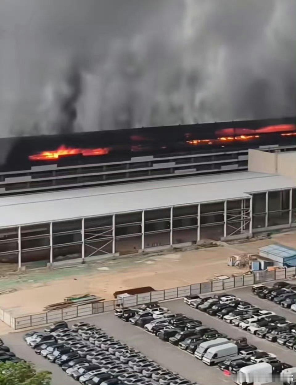 比亚迪公司起火 一大早刷到比亚迪坪山厂区凌晨着火，现场浓烟特别大，还好消防来得快