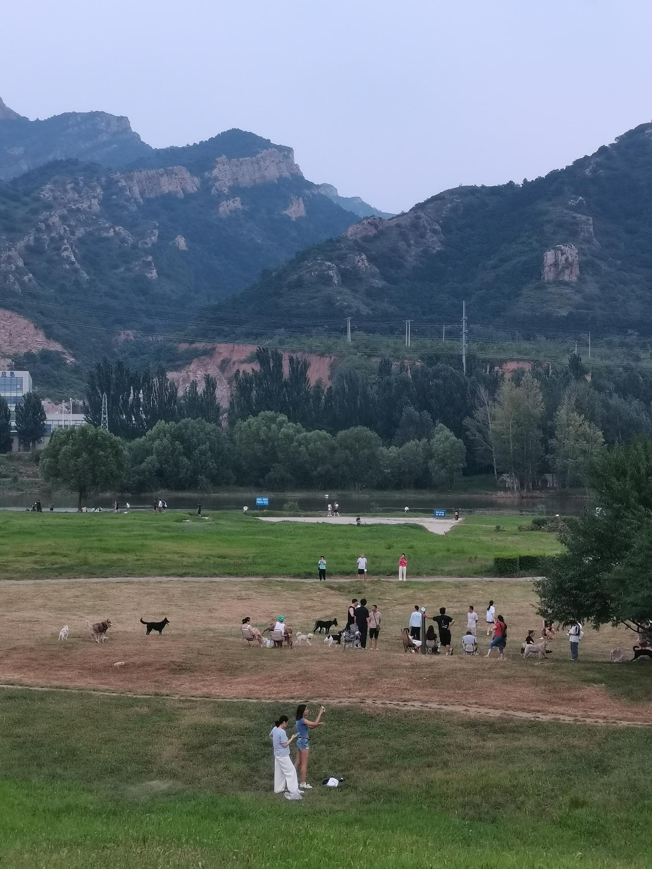 左边这张照片是原图，
右边这张照片是AI修图。
我只对豆包说了一句话，“把照片处