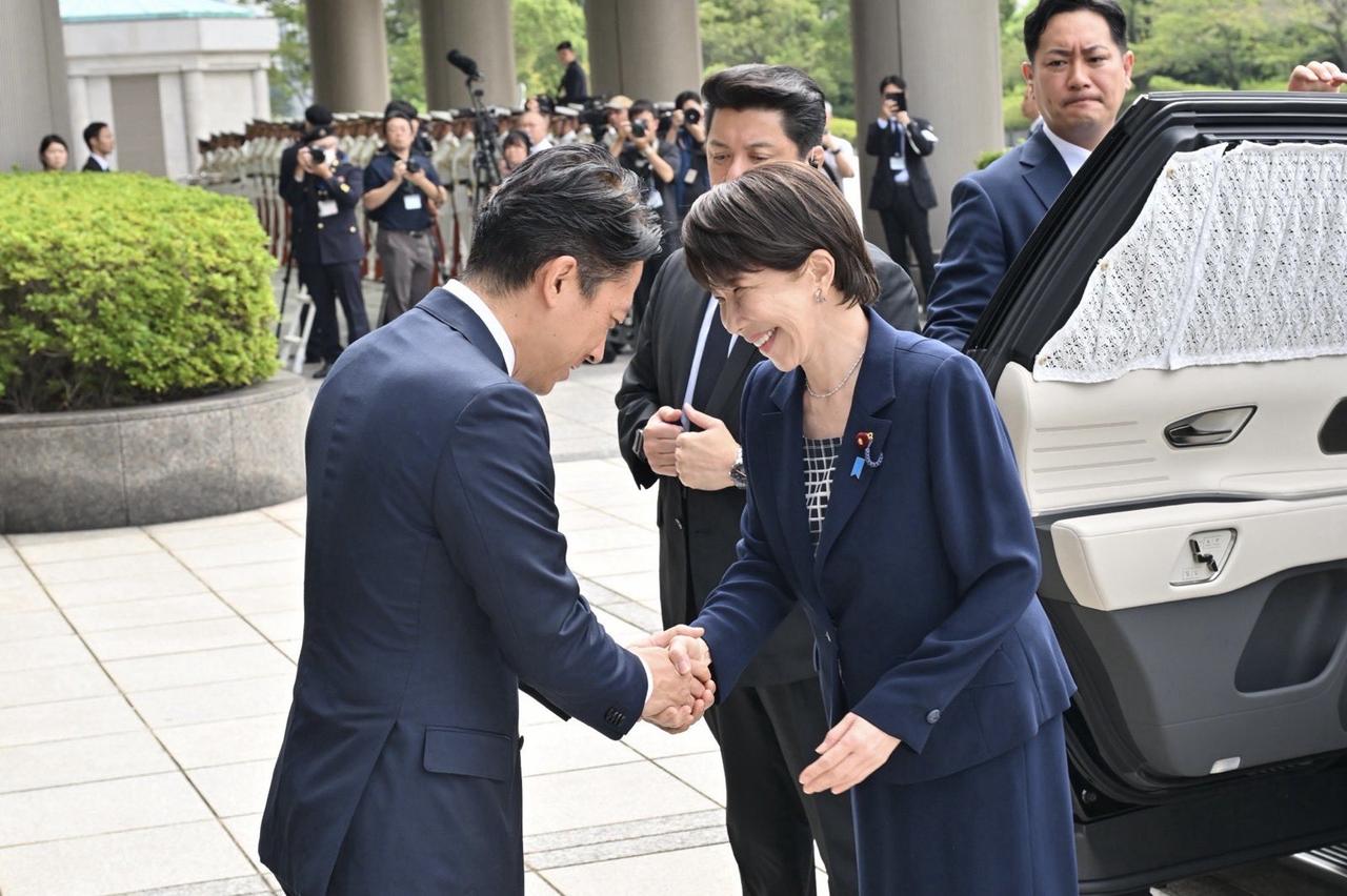 日本防卫大臣小泉进次郎今天发文说：“在防卫省迎来高市早苗首相，是颇为少见的一幕。