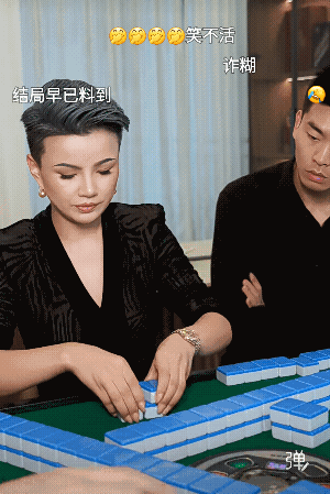 边上的帅哥都看傻眼了![捂脸]