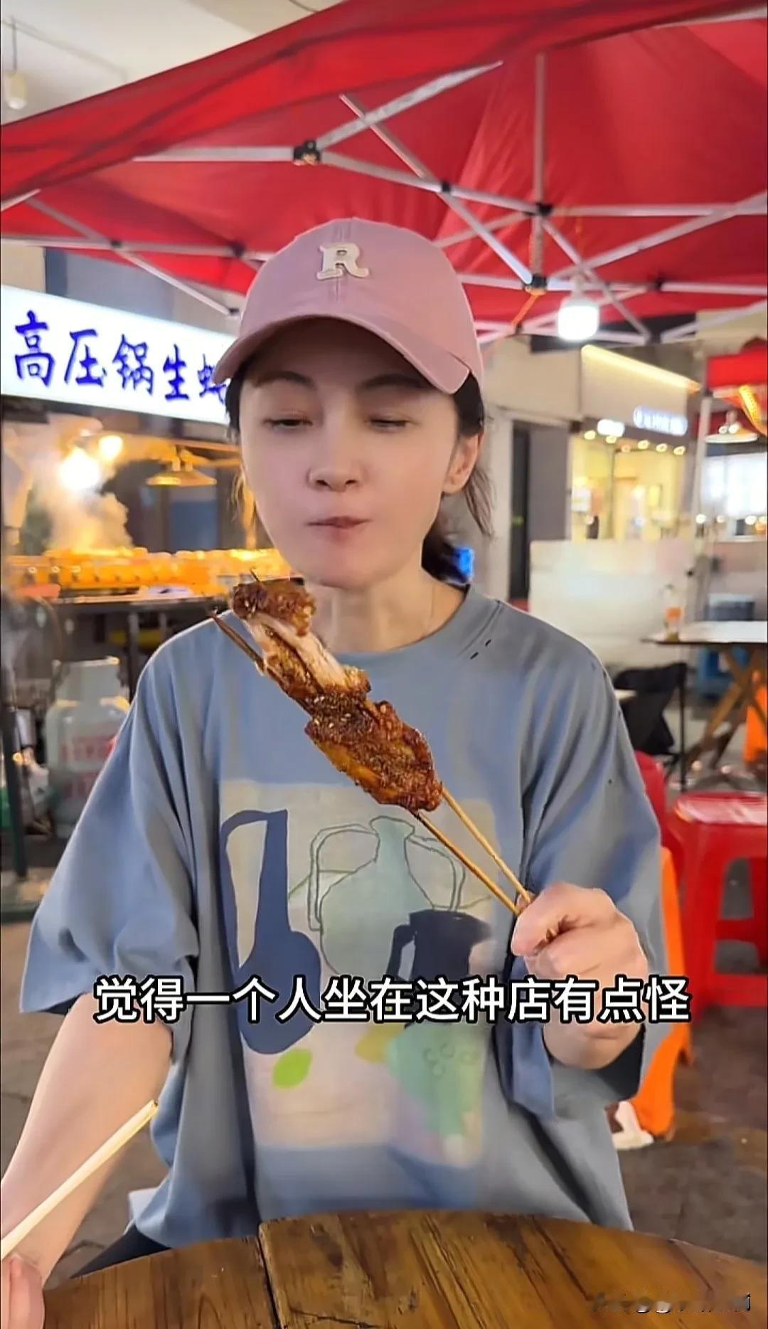 姚笛在视频里分享日常，回到老家之后，跟着家人过上夕阳红作息。下午五点半吃晚饭，七