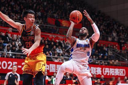 2025年12月13日CBA常规赛战报：六大对决亮点纷呈，球星表现抢眼
 
20