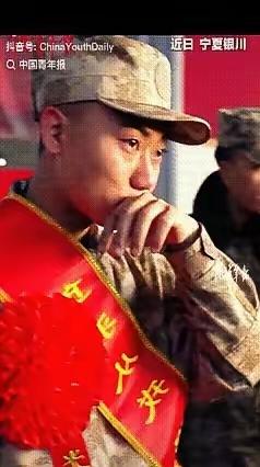 宁夏新兵入伍现场，一对夫妻想进去被工作人员拦下，父亲带着哭腔反复恳求，就想拍一张