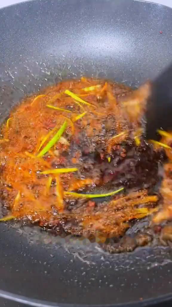 酱油汆面。
老北京经常吃的叫酱油汆面。
·去花椒油，搁点葱、姜，把酱油往里一倒。