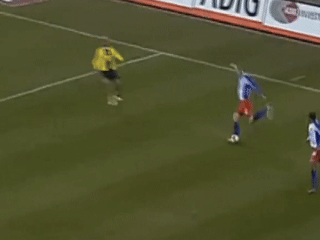 哈哈，“德乙梅西”斯屈泰完美复刻罗西基经典的进球前提前庆祝，而且紧接着俯冲庆祝也