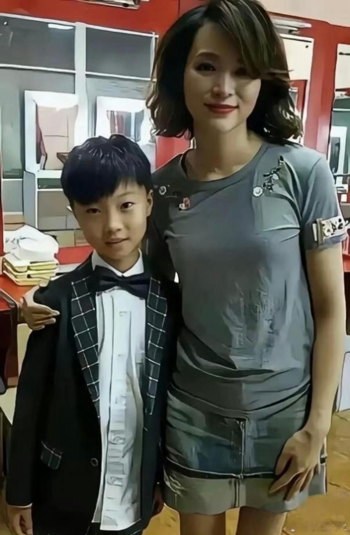 董卿现身儿子毕业典礼我以为是大学毕业典礼，人家是小学毕业