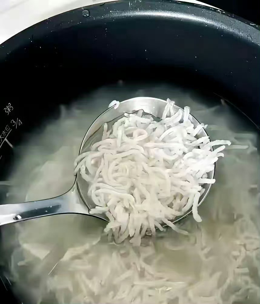 印度大米煮的米饭和稀粥有种把虫子放进了锅里 这虫子不怕高温 纹丝不动的感觉[允悲