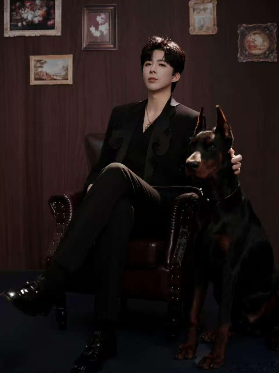 刘宇宁星光大赏出图简直daddy级别 刘宇宁星光大赏出图，黑西装牵狗，简直dad