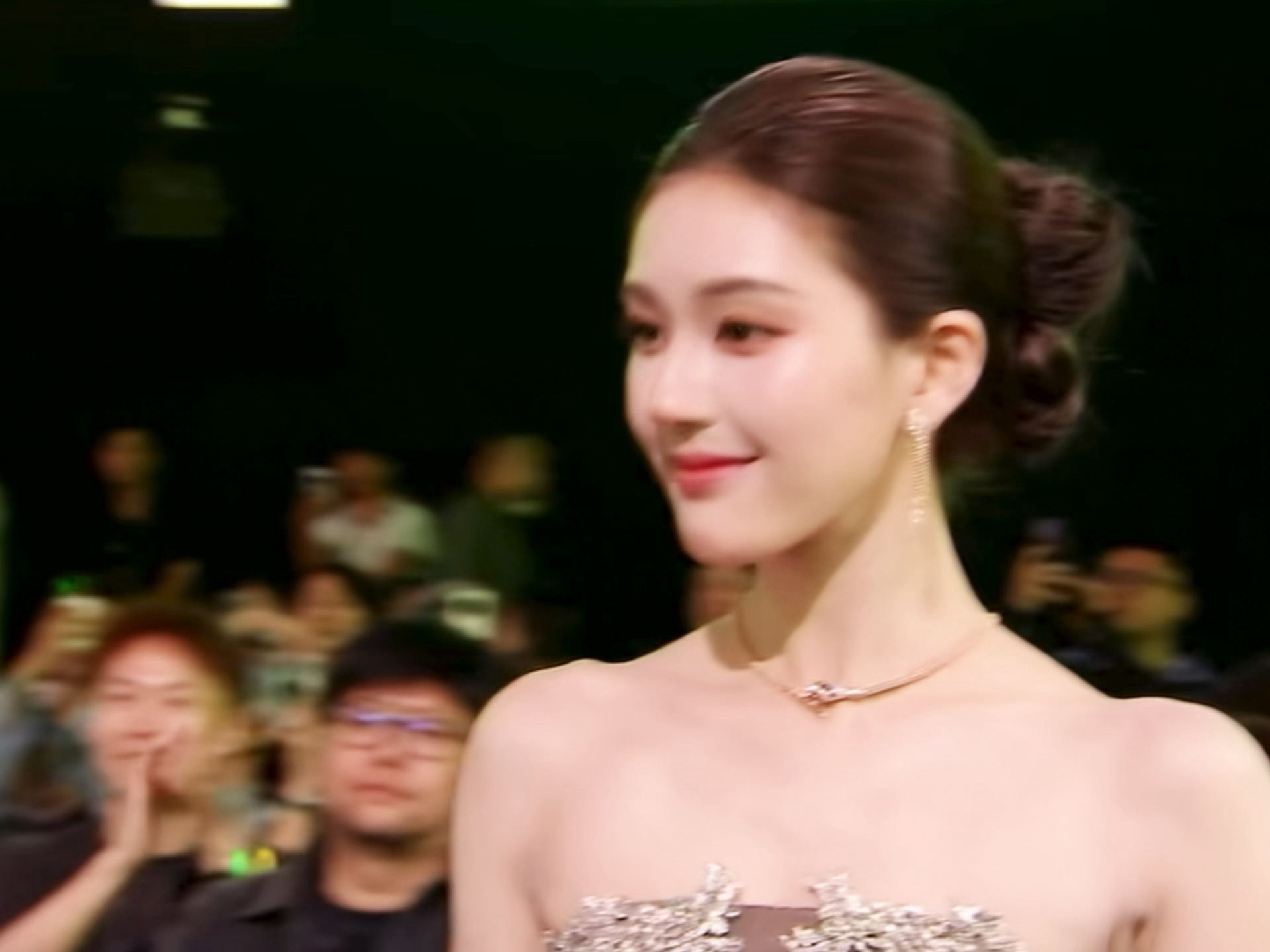 此女剧里剧外都是爽文女主，如此耀眼，露思顶级星光女… 