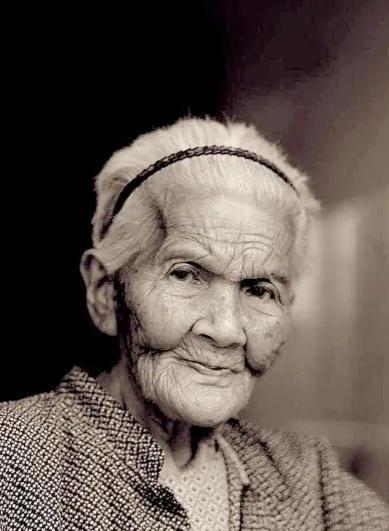 1941年，海南岛一名16岁少女被日军抓获。她死死抓住腰带不放，日本兵竟直接拔刀