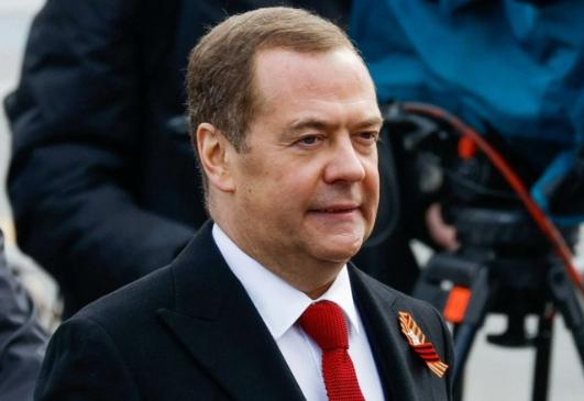 【梅德韦杰夫抨击特朗普，称北约已经彻底疯了！】 “首先，美国刺杀伊朗领导人，并在