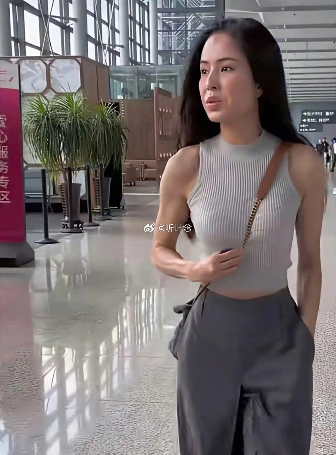 小时候看她的剧长大的，现在都年近70了还跟30岁的姐姐似的 