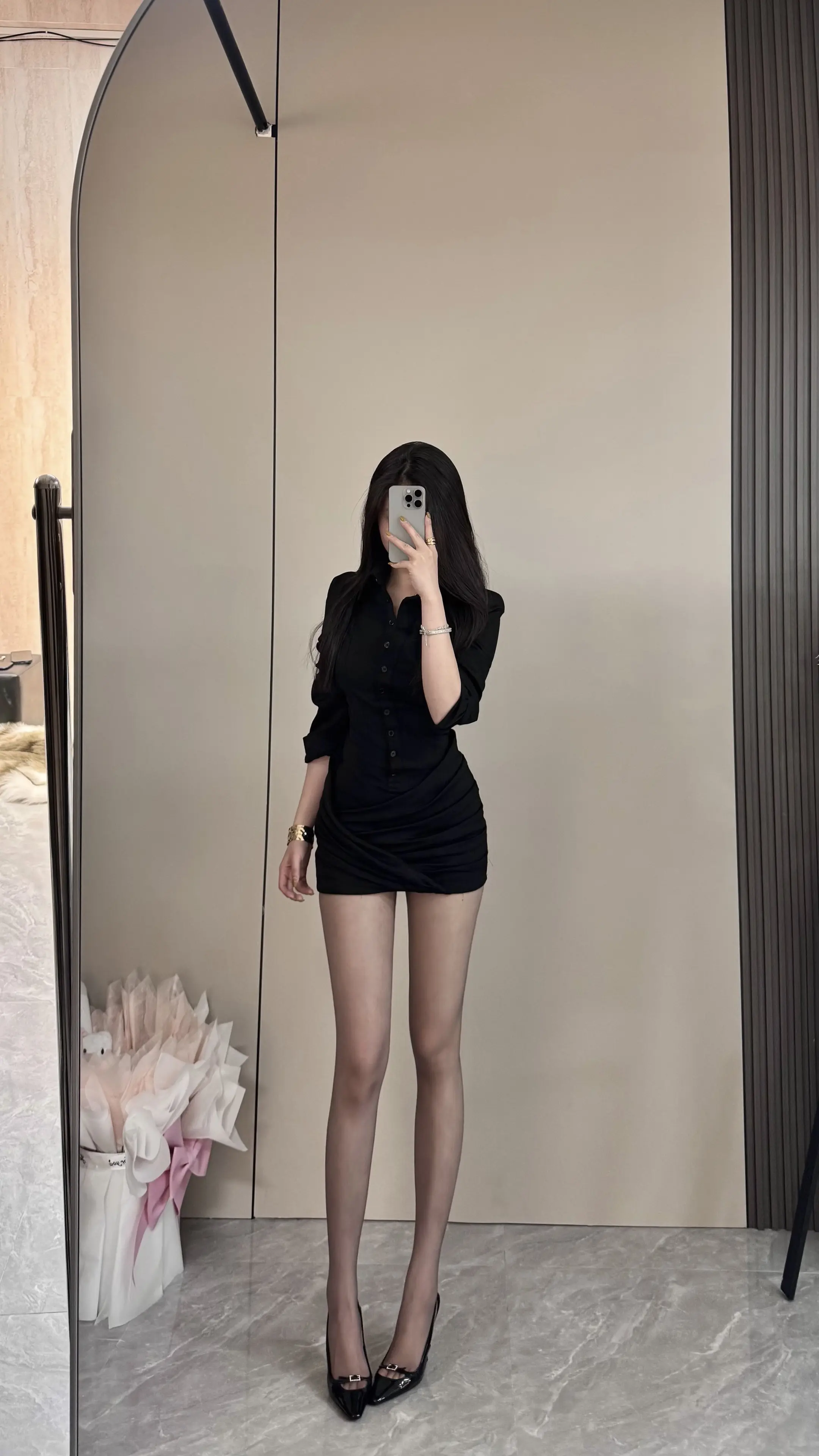 Polo包臀裙配高跟鞋 大姐姐的感觉。