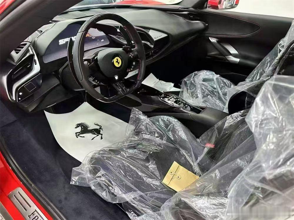 法拉利 SF90 Spider，4千公里，23年上牌，红外蓝内 ，带赛道座椅，升