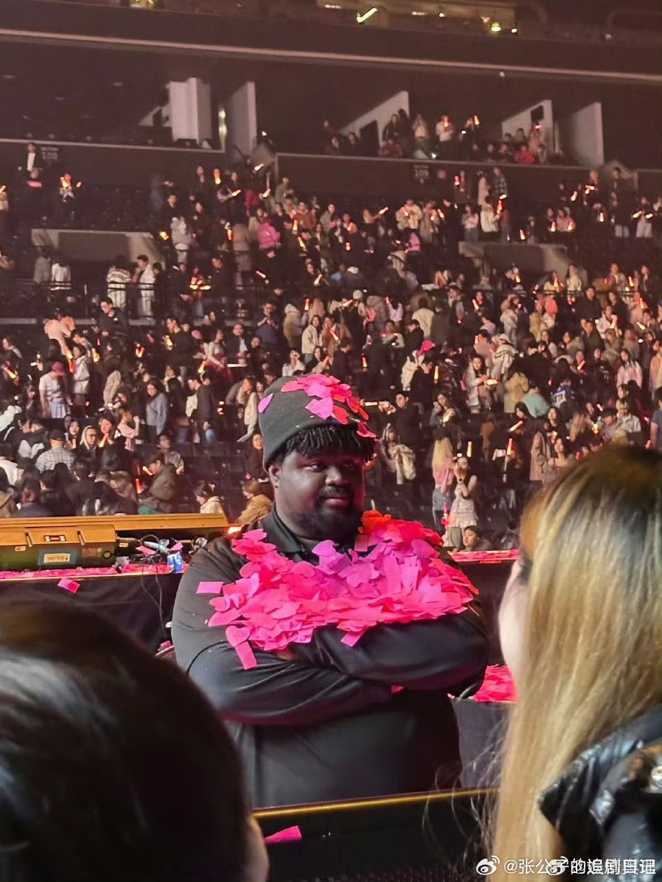 汪苏泷保镖的世界真变成粉红色了汪苏泷保镖大哥彻底沦陷！黑皮硬汉被粉色应援包围，妥