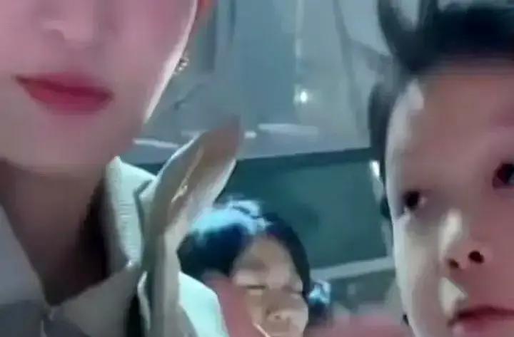 5岁海螺球拍不离手，全网都在等他长大。
 
王皓儿子在自家客厅画了一条“楚钦线”