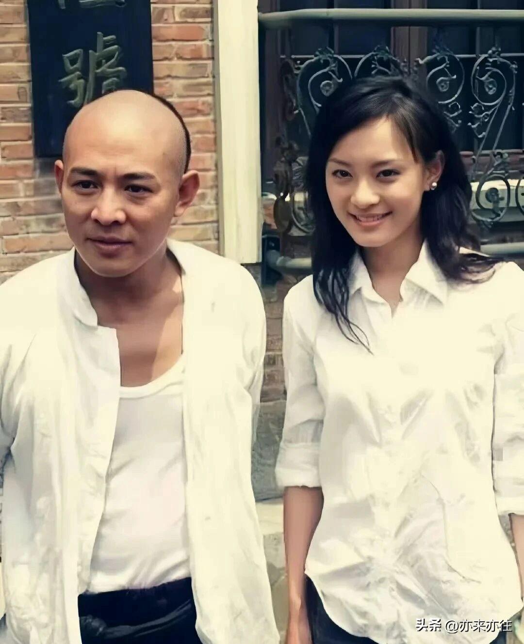老照片欣赏：这是2006年电影《霍元甲》拍摄期间，主演李连杰和孙俪于片场的合照。