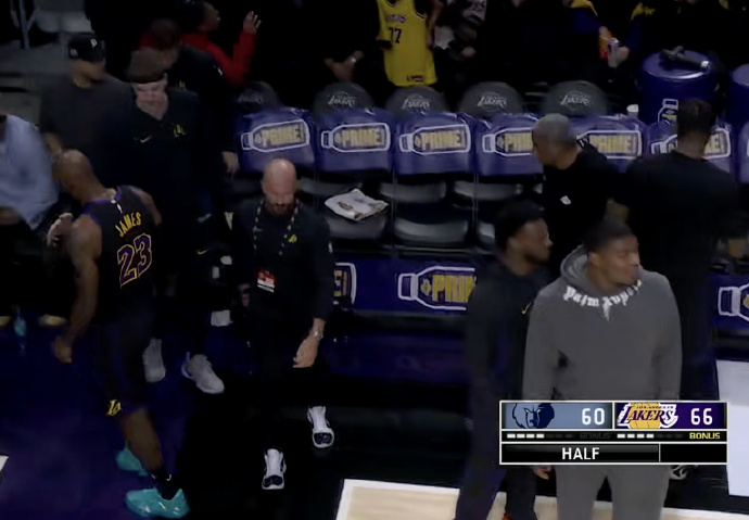 东契奇打得什么玩意，真心看不下去了，还不如42岁的老头子……