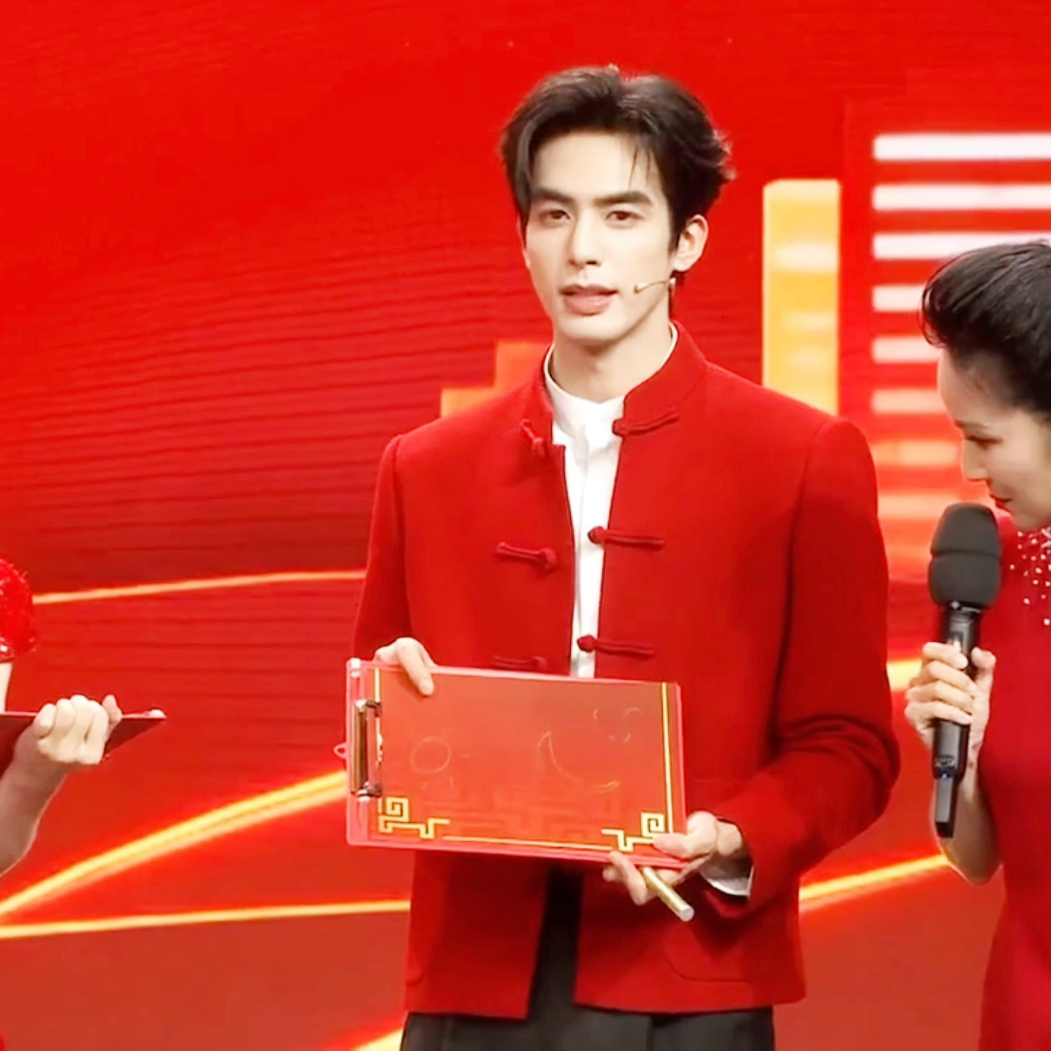 宋威龙的新年祝福我接：宋威龙希望大家日日夜夜都是开心的样子