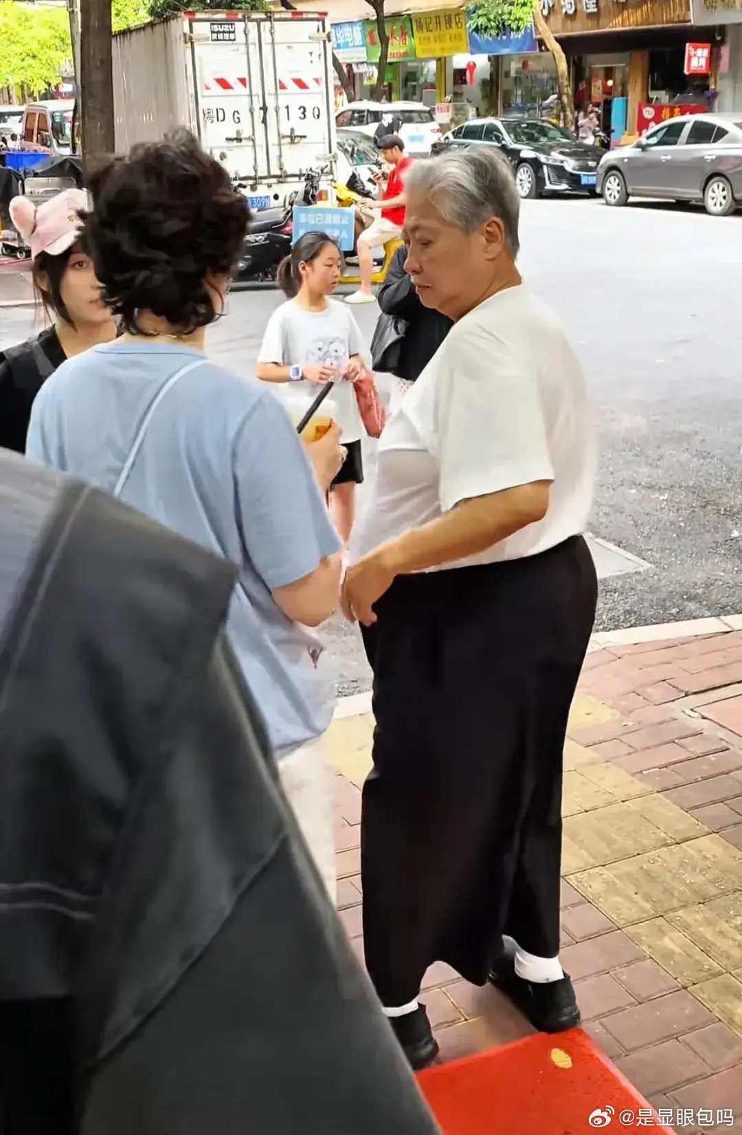 75岁洪金宝和老婆高丽虹现身广东街头，他拄着拐杖，身材臃肿，体型是老婆的两倍以上