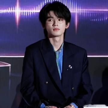 宋亚轩金丝眼镜西装杀国乐无双在国乐的悠扬旋律中，小宋以其金丝眼镜与西装造型引发无