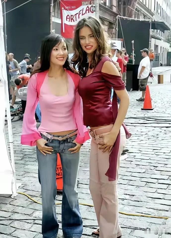 最近看到章子怡早期青涩照片
简直被美到失语
17岁的她在大学旧照里
穿简单白T恤