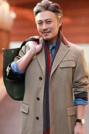 《红楼梦》贾琏扮演者高宏亮说，87版《红楼梦》的演员，是为红楼而生的，我觉得我的