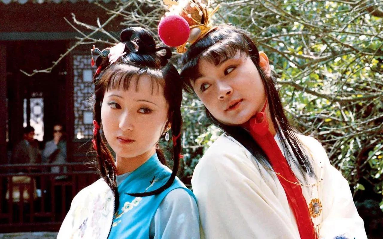 林黛玉的美，可以用“才情出众，气质独特，哀怨动人”来概括。林黛玉的外貌体形之美，
