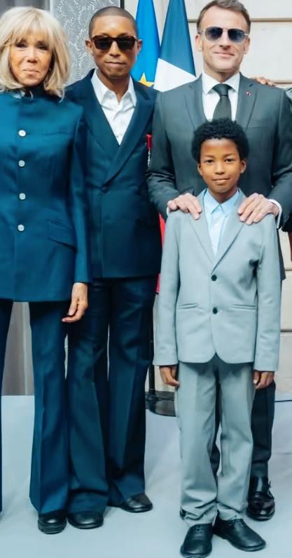 马克龙妻子布丽吉特这身衣服是不是和以往形象不太一样啊！
布丽吉特这身装扮怎么样啊