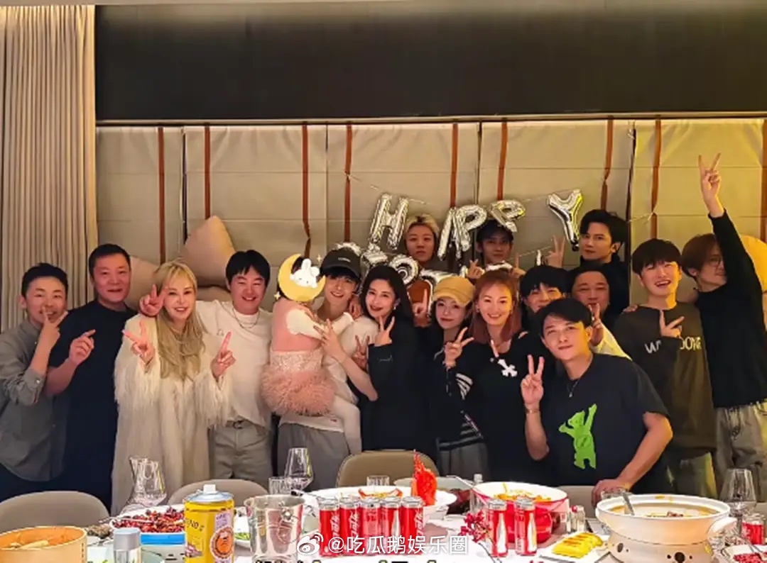 付辛博妻女三亚度假，颖儿偷拍女儿惹她生气，月亮抢手机还推妈妈！！！ 