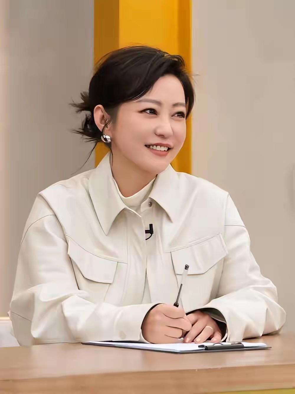 难怪当年邓超放弃了郝蕾，最终选择了孙俪，如今终于明白缘由。郝蕾是个极为自我且前卫