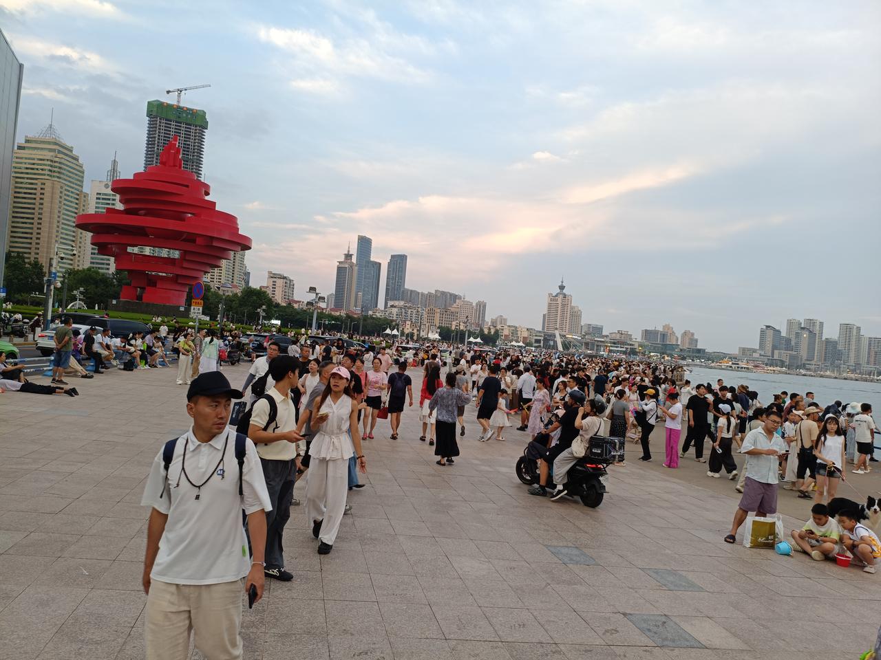 感觉今年青岛的夏天没有去年那样热。

    就是台风“巴威”过境前有几天闷热，