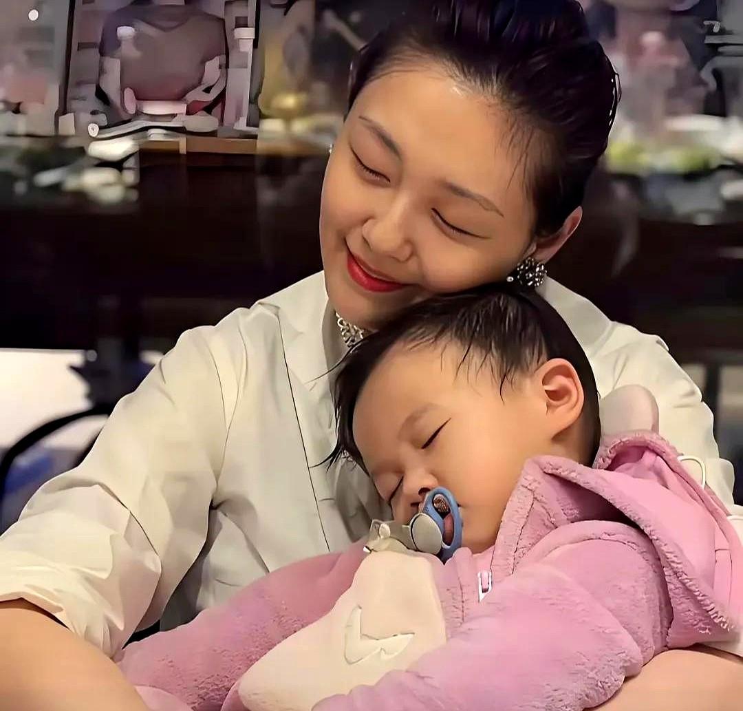 大S的离开给很多人都上了一课。很多人觉得她拼命生了两个孩子，确实是为了婚姻。

