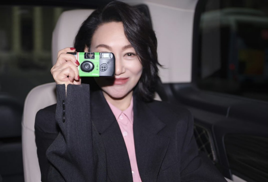 天吶！人怎麼可以又萌又帥！[求關注]红姐香港最近冷不冷啊？注意保暖惠英红 ​​​