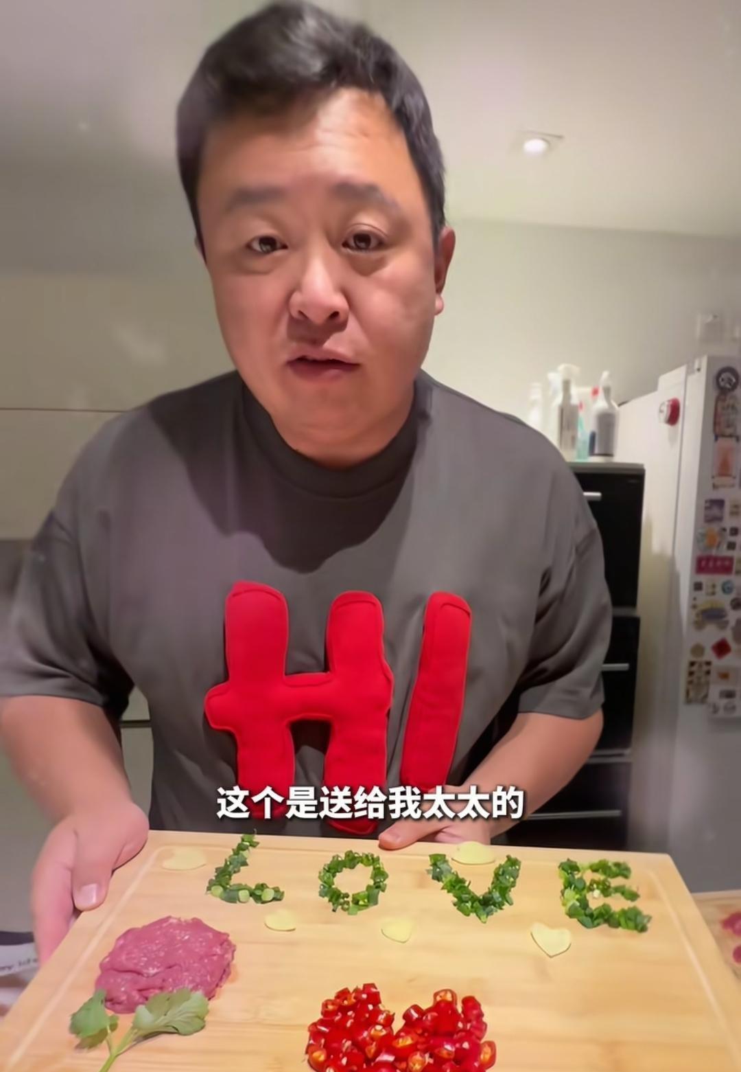 当师弟们扎堆抢热搜时，阎鹤祥一头扎进了故宫的文物堆里。
他不说段子，改说历史。