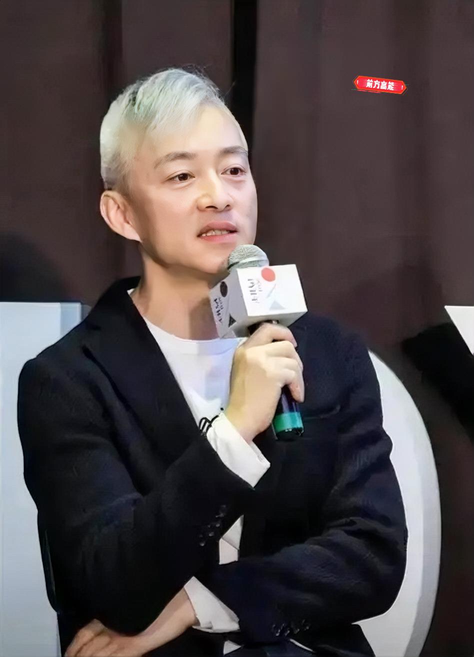 这下沸腾了
全网都瞒不住了
都知道56岁满头白发的“百亿总裁”，前央视主持人亚宁